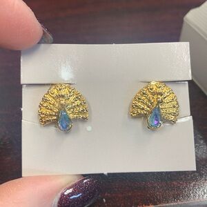 Avon “Pretty Peacocks”  Goldtone clip Earrings with blue stone Accents NIB 1991